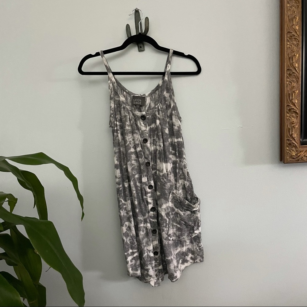 Leo & sage gently used grey and white dress